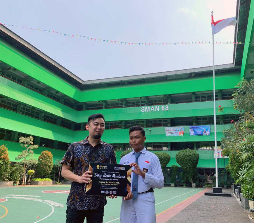 Diesel One Group Awards Scholarship to SMAN 68 Student